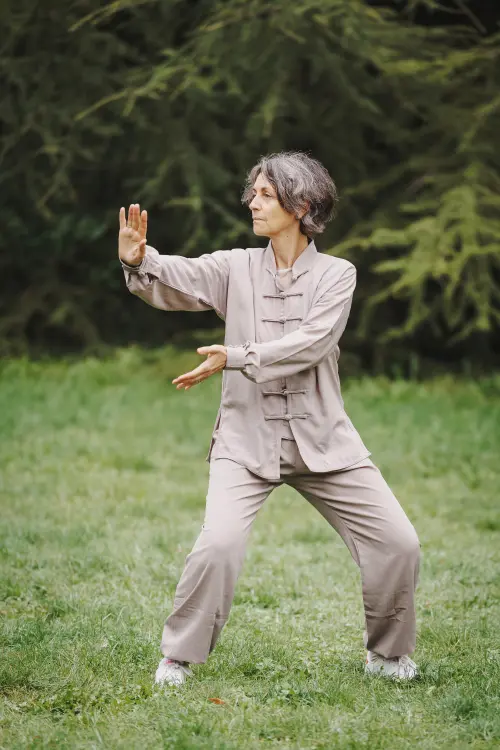 Photo Isabelle Jamin pratiquant le QI-Gong