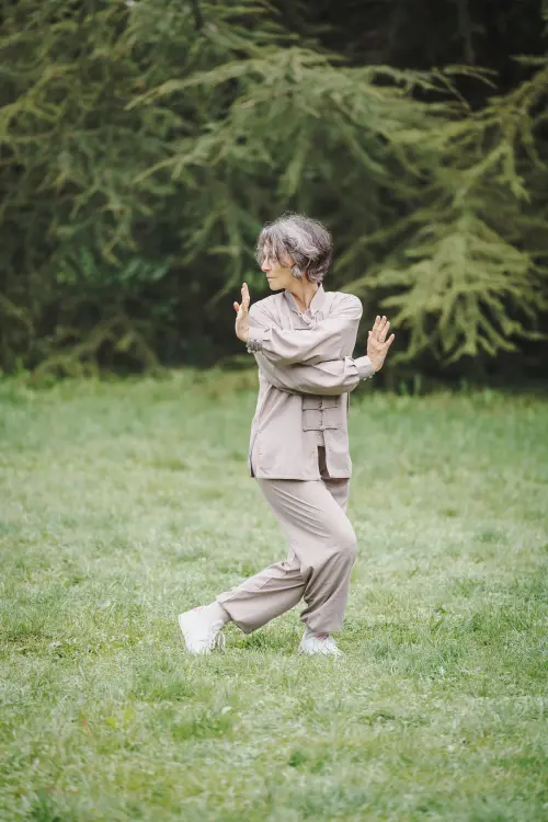 Photo Isabelle Jamin pratiquant le QI-Gong