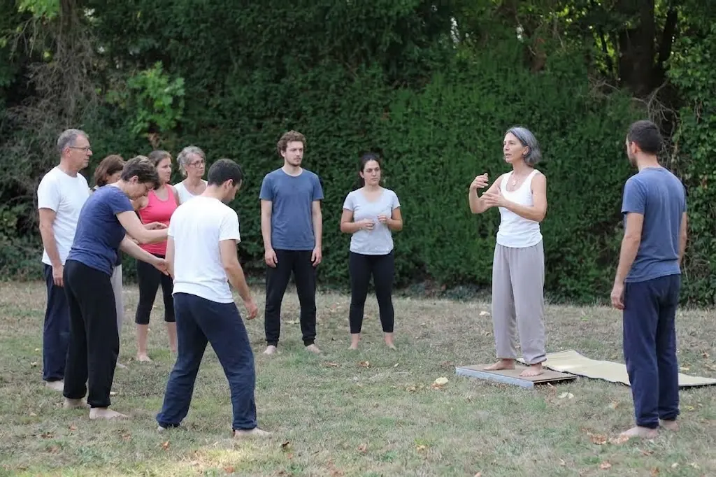 Enseignante guidant un groupe lors d'une séance de Qi-Gong